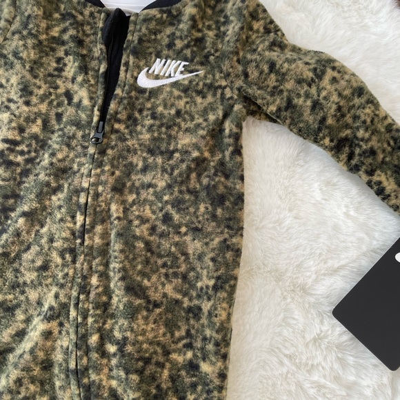 New with tag NIKE LOGO FLEECE ONEPIECE with cover for hands. Camo green & black - Picture 3 of 3